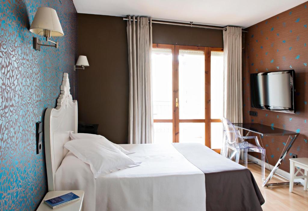 Hospedium Hostal Un Punto Chic Huesca Room photo