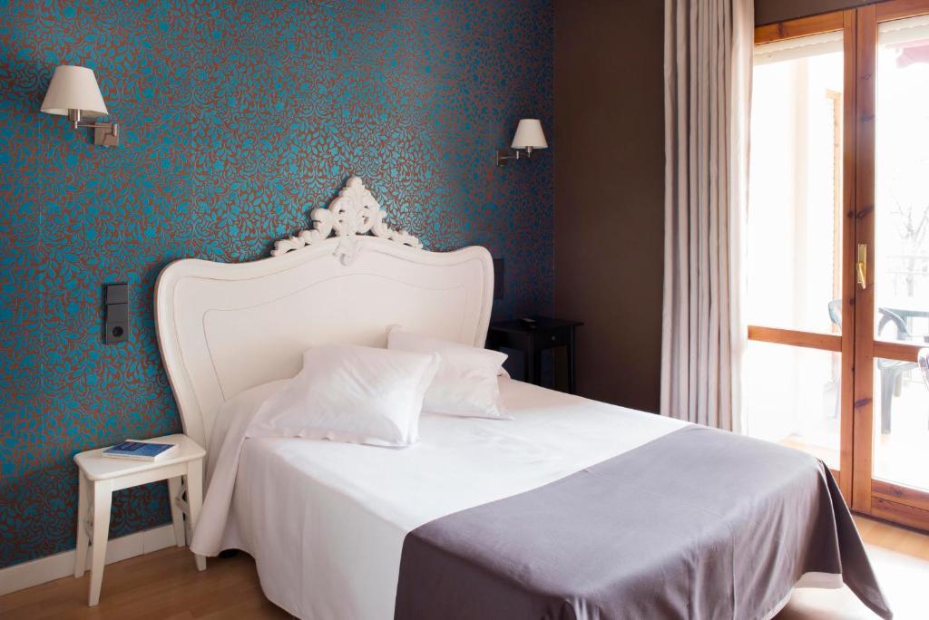 Hospedium Hostal Un Punto Chic Huesca Room photo