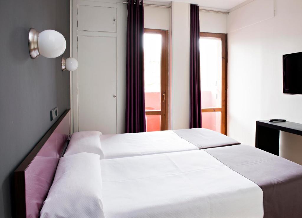 Hospedium Hostal Un Punto Chic Huesca Room photo