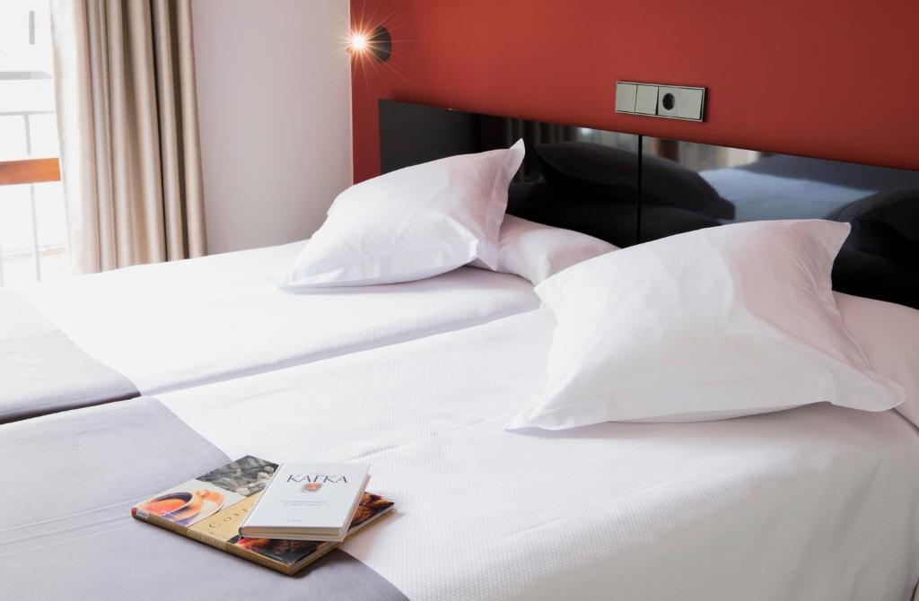 Hospedium Hostal Un Punto Chic Huesca Room photo