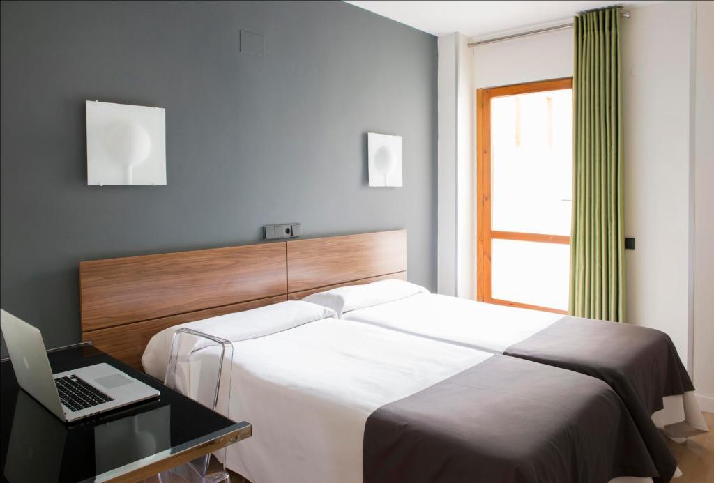 Hospedium Hostal Un Punto Chic Huesca Room photo