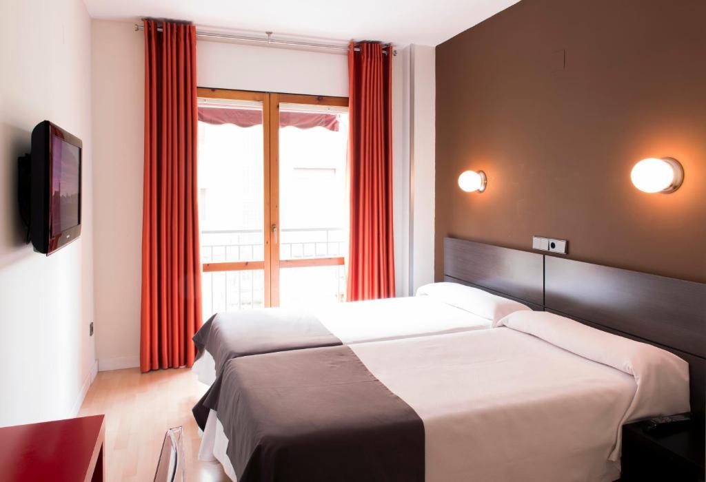 Hospedium Hostal Un Punto Chic Huesca Room photo