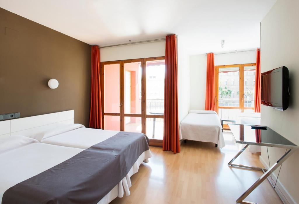 Hospedium Hostal Un Punto Chic Huesca Exterior photo