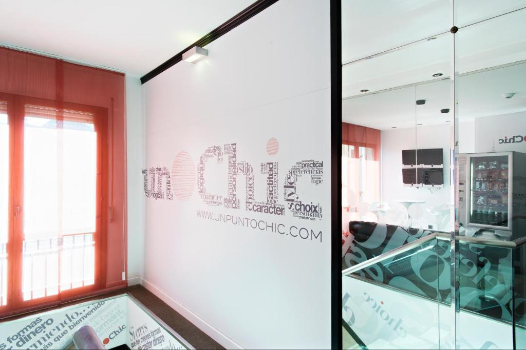 Hospedium Hostal Un Punto Chic Huesca Exterior photo