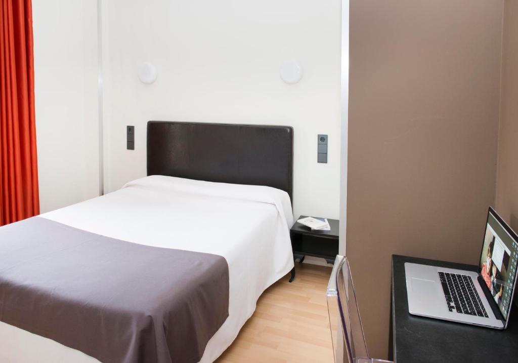 Hospedium Hostal Un Punto Chic Huesca Room photo
