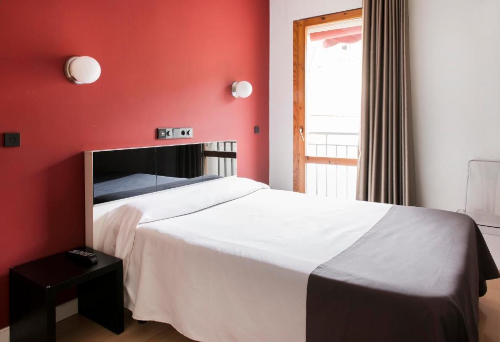 Hospedium Hostal Un Punto Chic Huesca Exterior photo