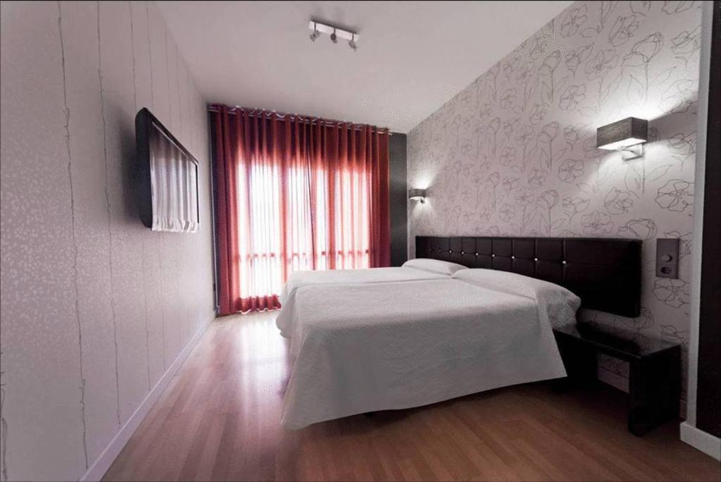 Hospedium Hostal Un Punto Chic Huesca Exterior photo